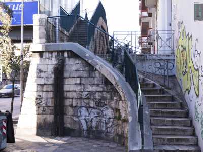 Si pu� accedere a quest�area sia da via Zuppetta attraverso un ponte pedonale...